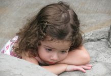 Smart guide til når barnet ditt kjeder seg Jente kjeder seg