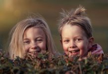 Hvordan øke ditt barns selvbilde Lykkelige barn med godt selvbilde